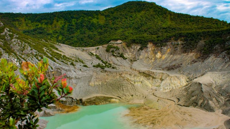 Area kawah di Gunung Tangkuban Parahu Jawa Barat.