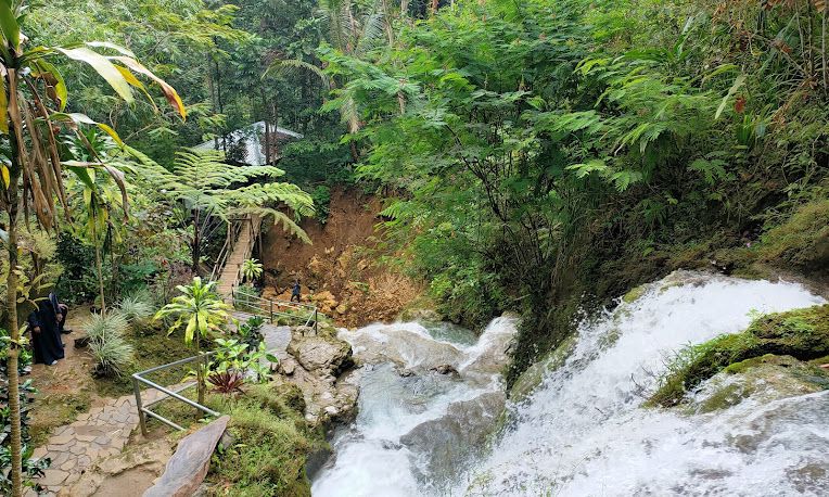 Foto Salah Satu Air Terjun di Sungai Mudal. (ekowisatasungaimudal.com)