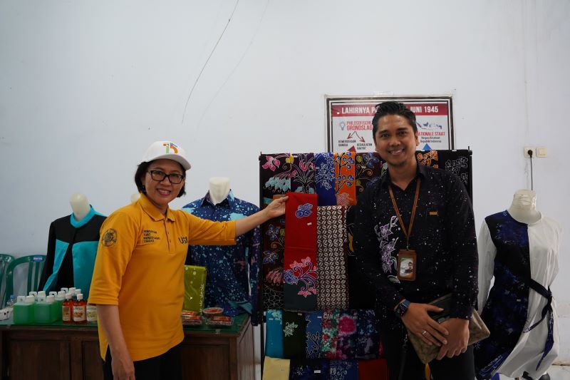 Rektor UGM Ova Emilia (kiri) saat berada di lokasi KKN UGM di Magetan Jawa Timur (9/8/2024). (doc Humas UGM)