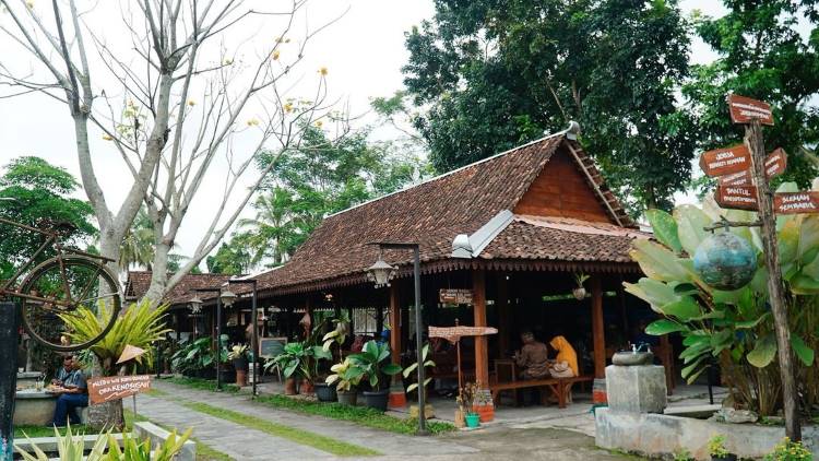 Nyamannya Warunk Iciiik Iwiiir dengan Nuansa Pedesaan yang Asri (Sumber: Instagram @ warunk.iciiikiwiiir