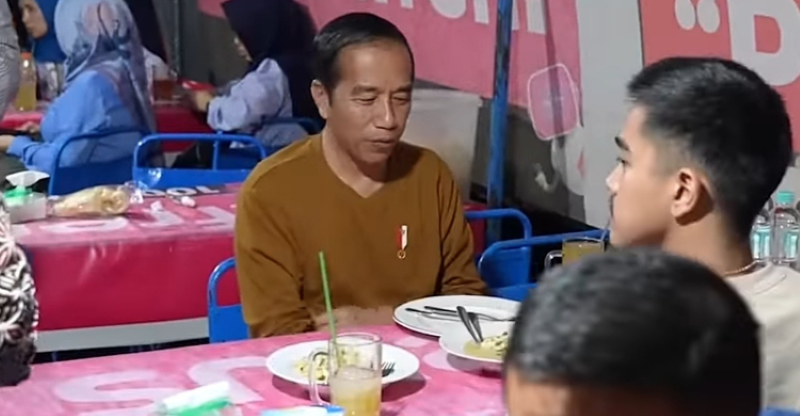 Presiden Jokowi saat menikmati Bakmi Jawa Pak Pele (Setpres)