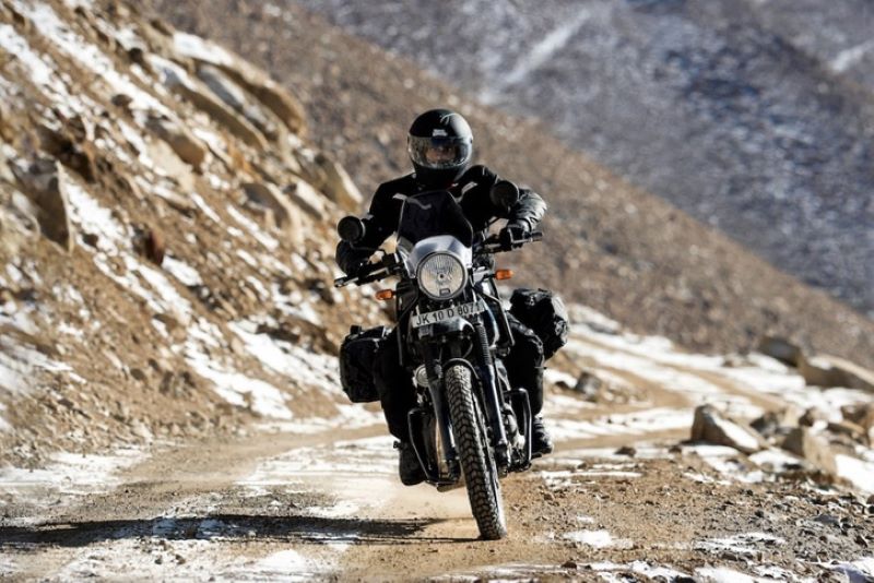 Ilustrasi motoran ke luar negeri.