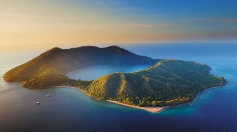 Danau Satonda Kabupaten Dompu, Nusa Tenggara Barat (Pinterest/Intrepid Travel)