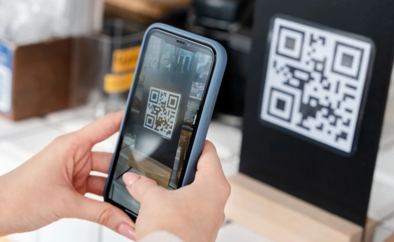 QRIS Tap berbasis NFC .