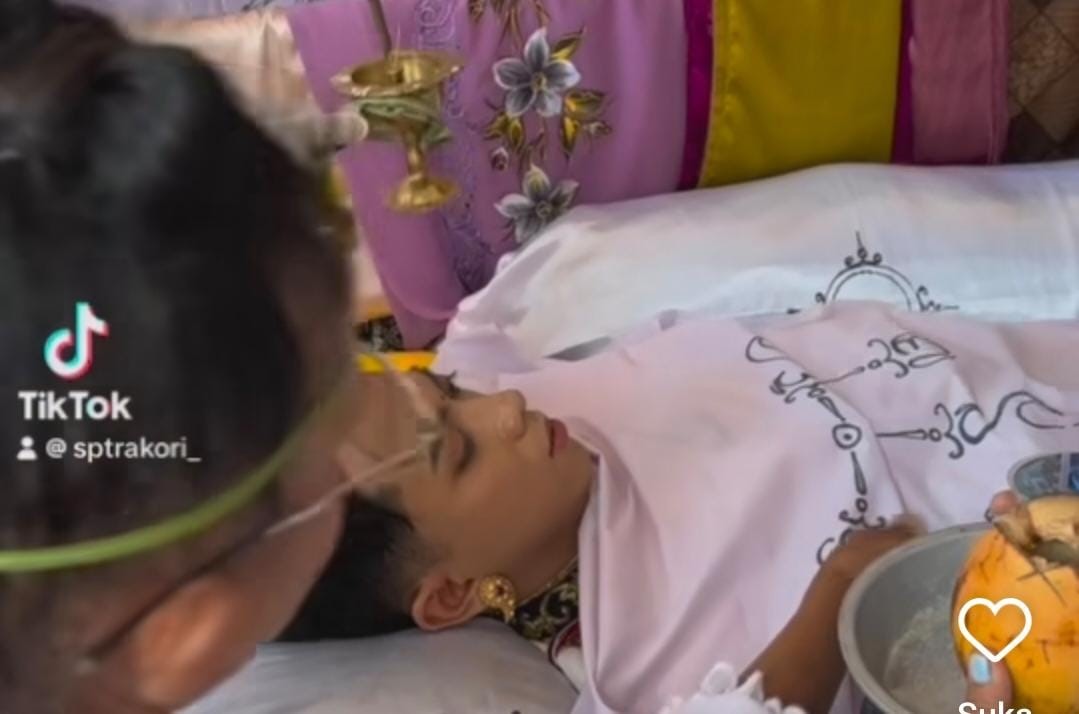 Upacara Mapandes di Bali.