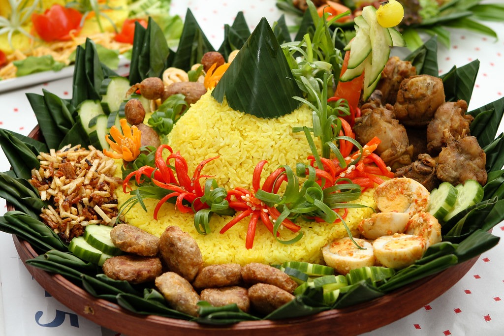 Nasi tumpeng digunakan dalam berbagai upacara adat dan perayaan di Indonesia (flickr.com)