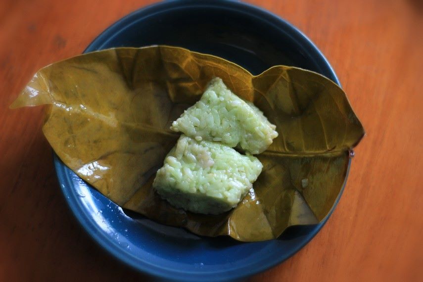 Peyeum ketan atau tapai ketan yang dibungkus dengan daun jambu