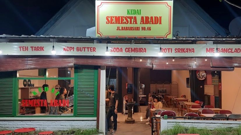 Foto Kedai Semesta Abadi pada Saat Malam hari. (Google Maps)