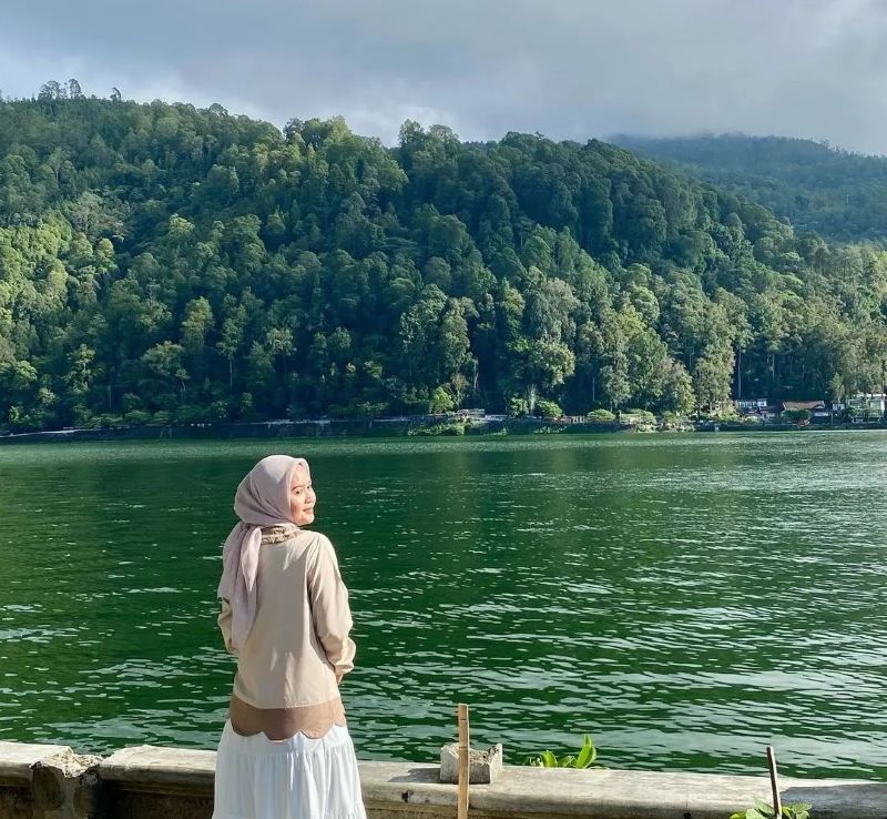Keindahan Telaga Sarangan dengan Pepohonan Hijau di Sekitarnya