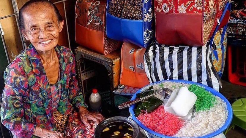 Foto Mbah Hari saat Berjualan Es Dawet Legendarisnya. (Instagram: @jogjakakilima)