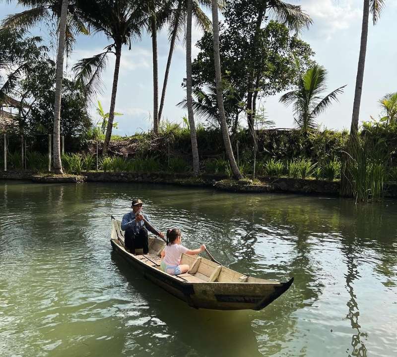 Pemandangan Danau dan Perahu di FAy Garden (Sumber: Instagram @faygarden2021)