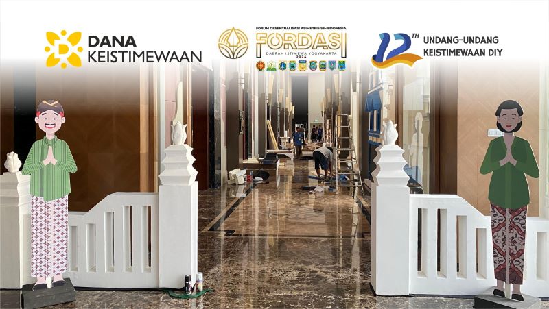 PERSIAPAN PEMBUKAAN: Sejumlah pekerja tengah memasang dekorasi yang menggambarkan Sumbu Filosofi Yogyakarta,&nbsp; dan miniatur Tugu Golong Gilig, Keraton dan Panggung Krapyak di Hotel Royal Ambarukmo
