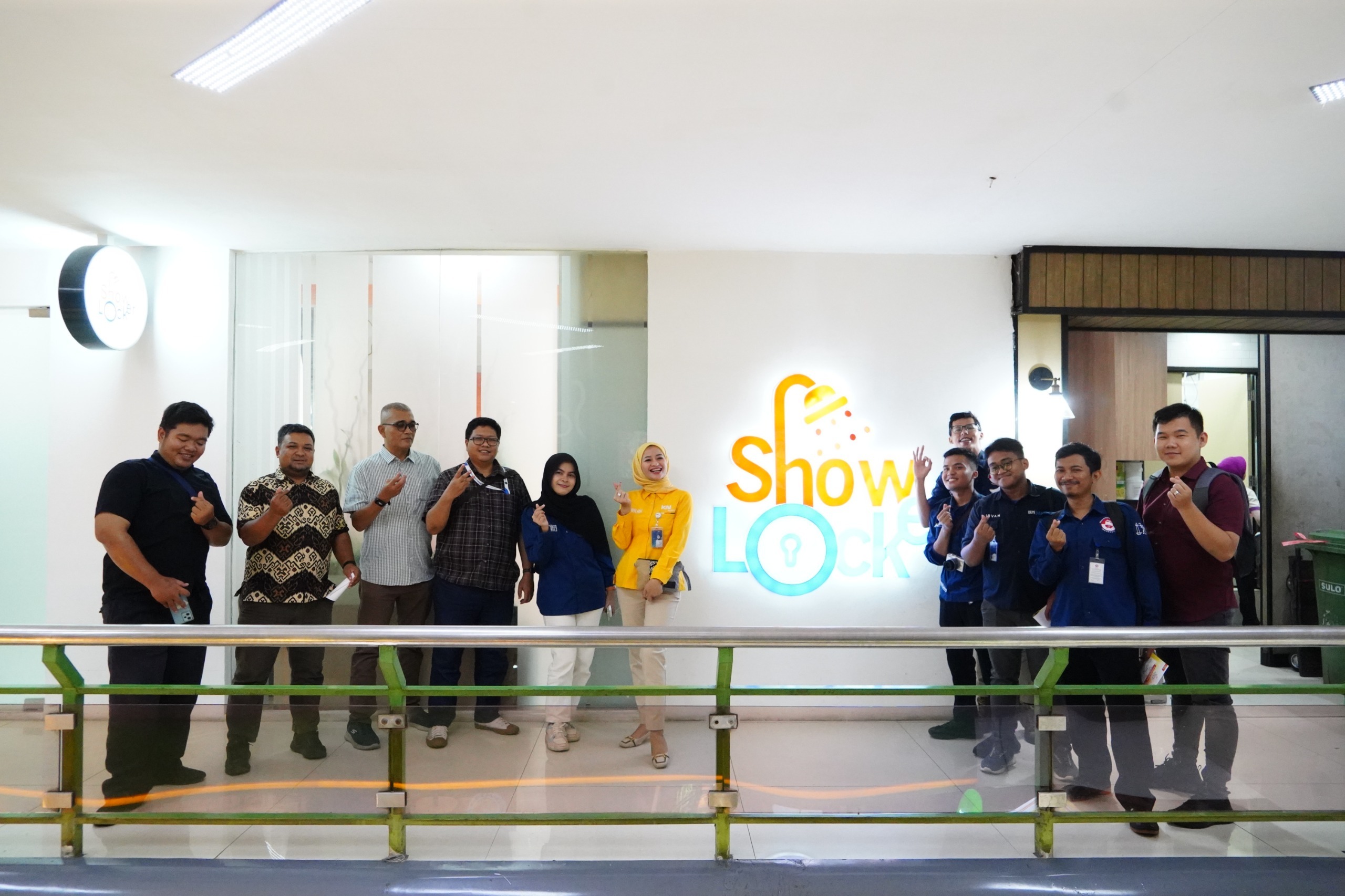 KAI Wisata mengadakan acara spesial di Stasiun Gambir melibatkan Komunitas Railfans untuk mensosialisasikan berbagai lini bisnis unggulan perusahaan.   (Doc KAI Wisata)