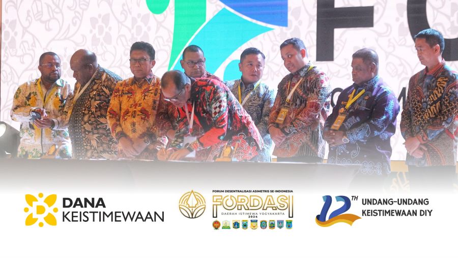 KERJA SAMA : Sekda IY Beny Suharsono menandatangani MoU kerja sama disaksikan perwakilan sembilan pemerintah daerah dalam Forum Desentralisasi (Fordasi), di Hotel Royal Ambarrukmo, Rabu (28/8).