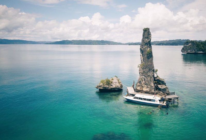 Batu pensil di Teluk Kabui Raja Ampat.