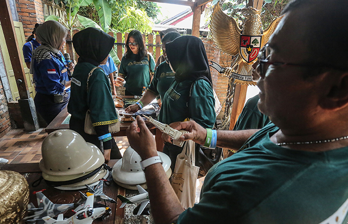 Peserta Fordasi berfoto bersama saat melakukan kunjungan di kampung Rejowinangun, Jogja, Kamis (29/8).