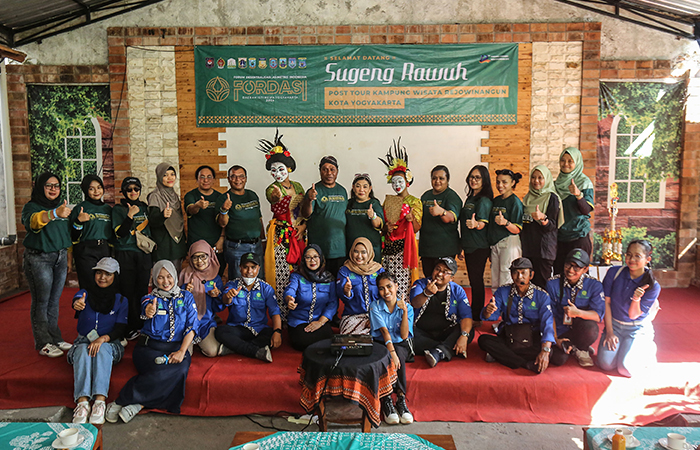Peserta Fordasi berfoto bersama saat melakukan kunjungan di kampung Rejowinangun, Jogja, Kamis (29/8).