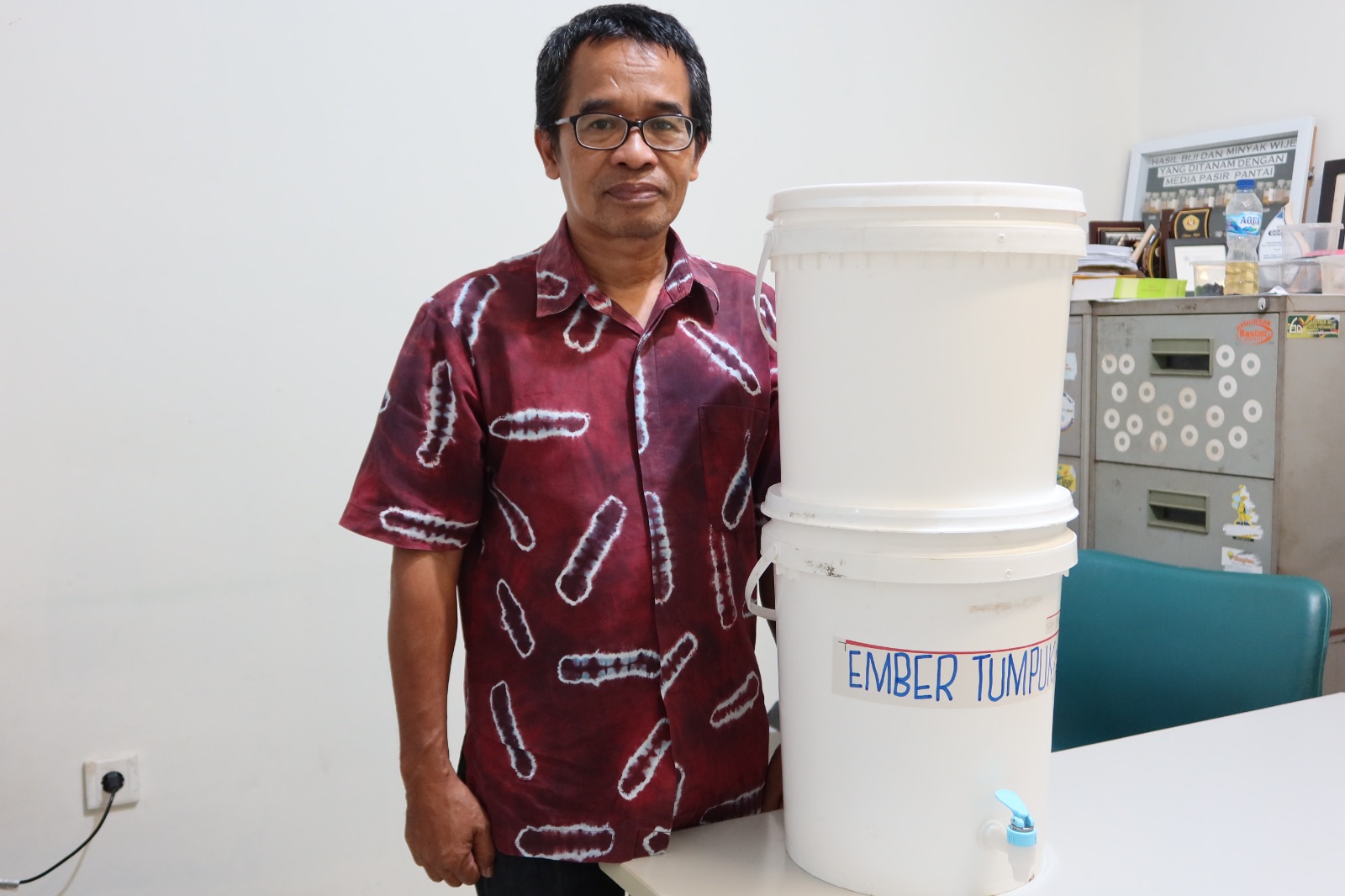 Nasih Widya Yuwono SP MP mengembangkan pengolahan sampah sisa makanan atau sampah organik ini. Yakni lewat metode ember tumpuk.