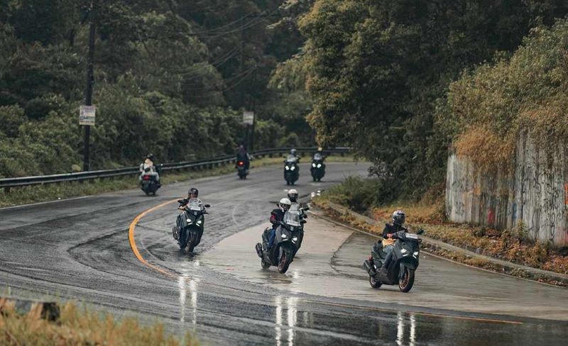 Jalan pegunungan yang memiliki turunan panjang.