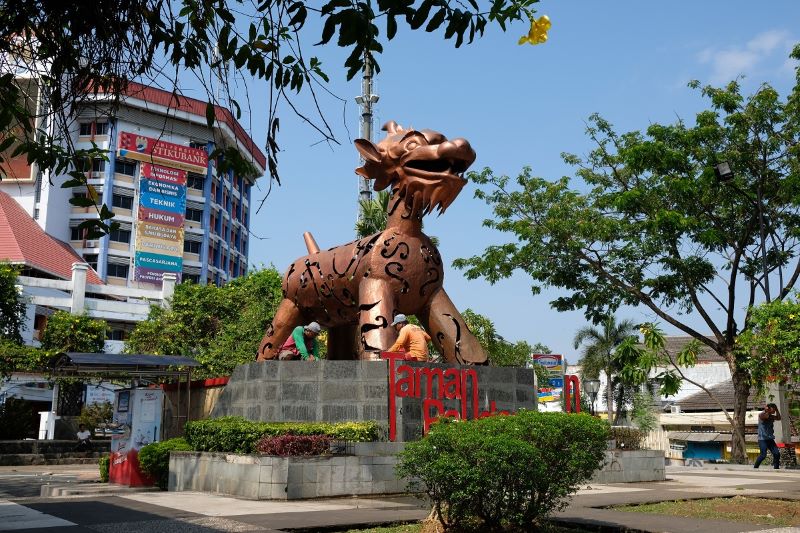 Warak Ngendog yang dijadikan patung di Kota Semarang.