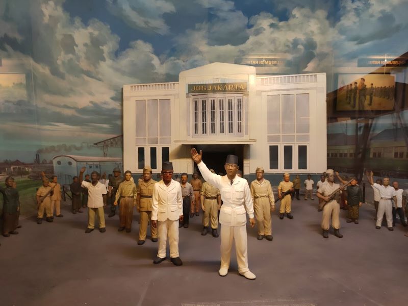 Salah satu koleksi diorma tokoh pahlawan bangsa berlatar belakang Stasiun Tugu di Museum Benteng Vredeburg Yogyakarta.
