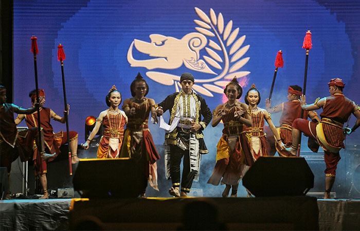 KUATNYA TRADISI: Tari tradisional ikut menyemarakan kegiatan. Selain tari, senam, fun run, jatilan, ketoprak, dan pentas musik memeriahkan acara selama dua hari berturut-turut.