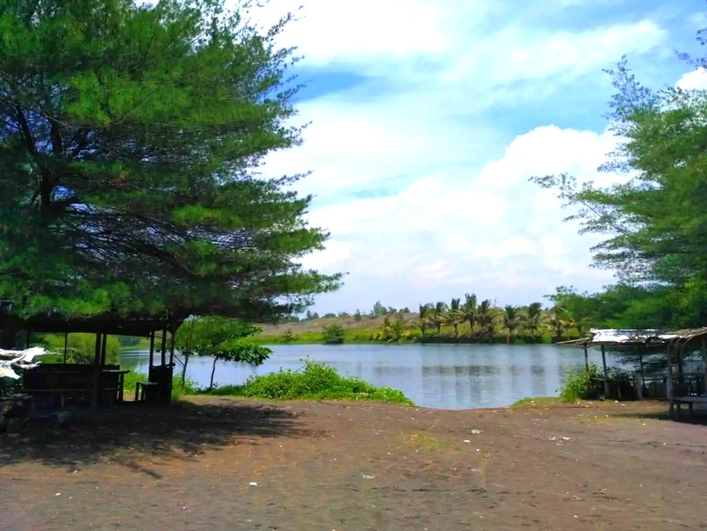 Nikmati keindahan alam Pantai Laguna Lembupurwo, tempat bertemunya laut dan laguna yang memukau  (traveloka.com)