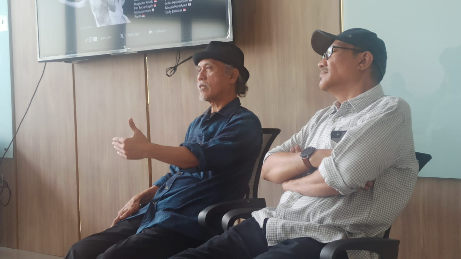 Bambang Paningron (kiri) dan Aji Wartono menjelaskan seputar pagelaran The Life of Butoh yang diadakan di GIK UGM 4-6 September 2024 pukul 19.30 WIB (2/9/2024).   (iwa ikhwanudin/radar jogja)
