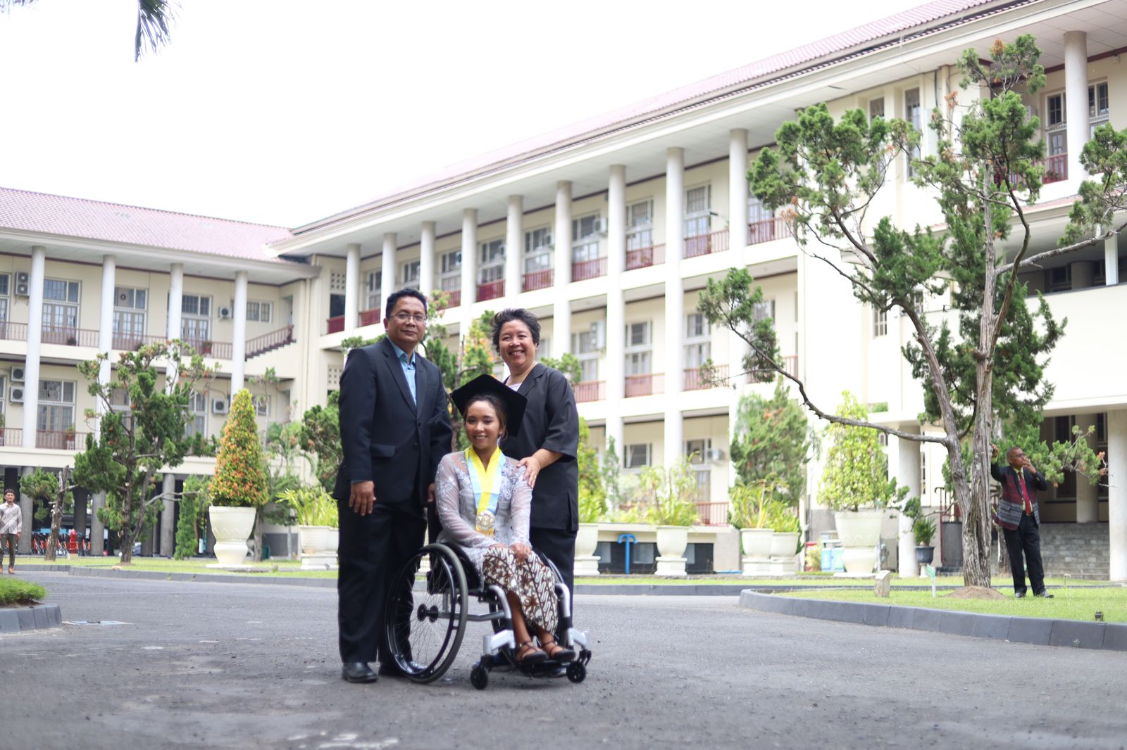 Laura Aurelia Dinda Sekar Devanti bersama kedua orangtuanya.  (UGM untuk RADAR JOGJA)
