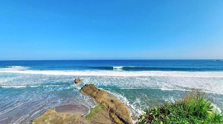 Caption : Pantai Pacaron Sumber : Googlemaps/Atin-Solestianing-Widi