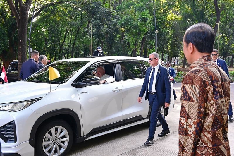 Presiden Jokowi saat menyambut Paus Fransiskus di Stadion Utama Gelora Bung Karno (SUGBK).