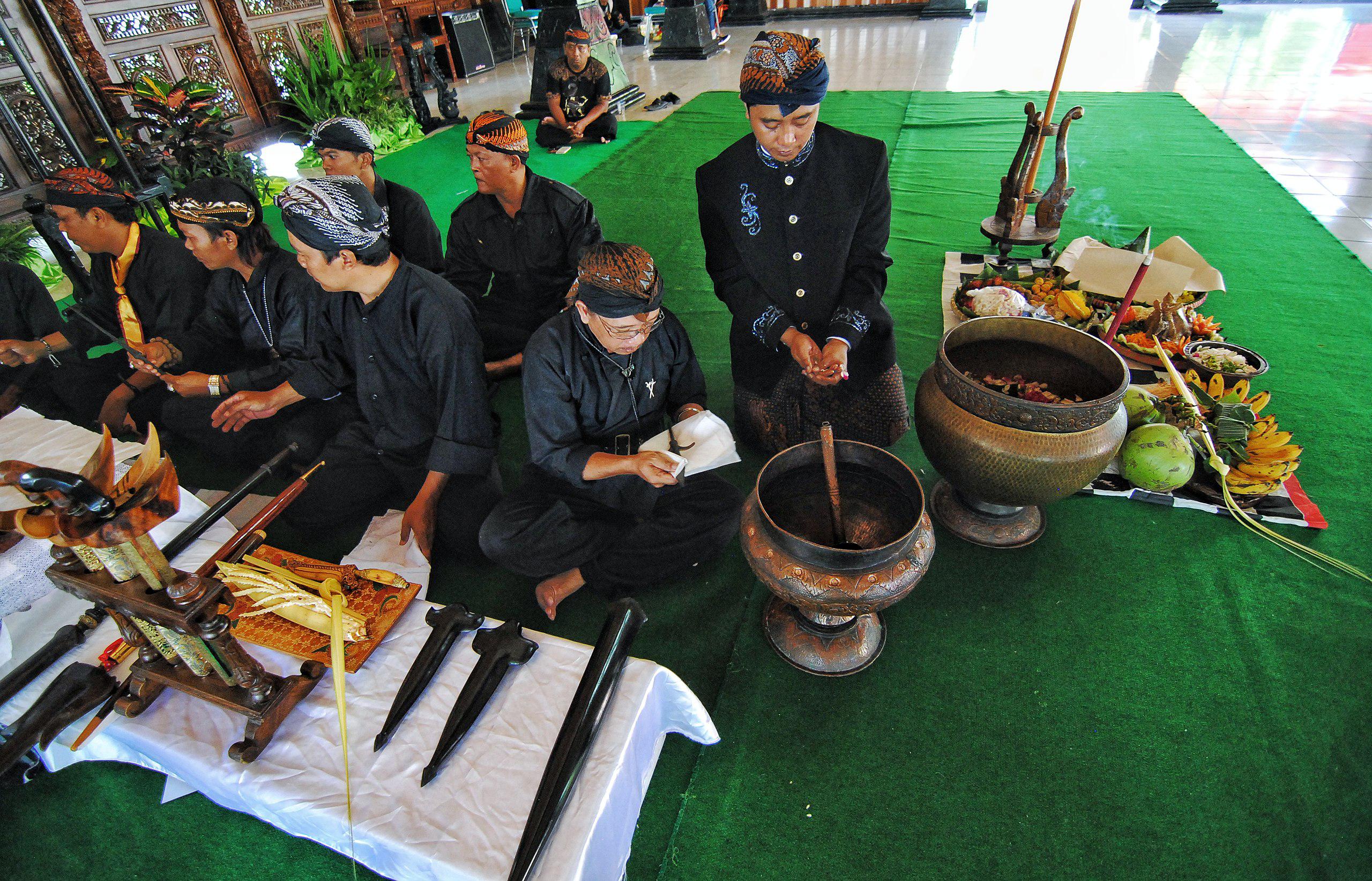 Benda Pusaka Kraton Yogyakarta https://images.app.goo.gl/gveof1MtrsKtyNV56