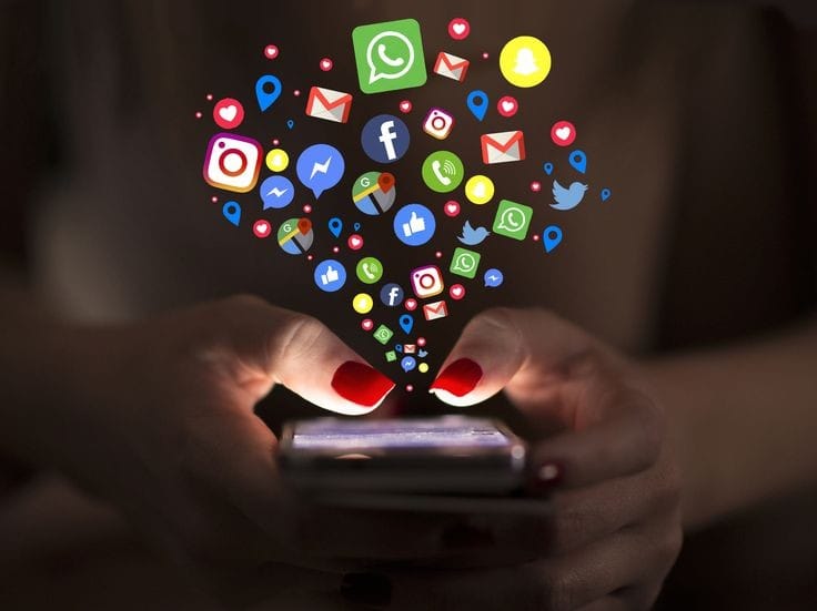 ilustrasi update di media sosial.  (pinterest @bbc.com)