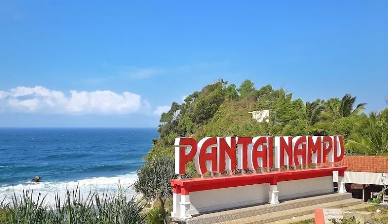 Pemandangan yang ditawarkan Pantai Nampu.