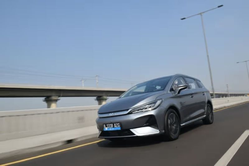 BYD M6, salah satu mobil listrik dari China dengan harga yang murah.