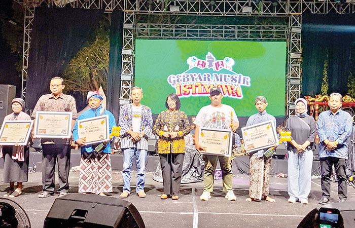 PARA PEMENANG: Plh Asis&shy;ten Pemberdayaan Sumber Daya Masyarakat Setda DIY Aris Eko Nugroho (empat dari kiri) dan Pj Bupati Kulonprogo Srie Nurkyatsiwi