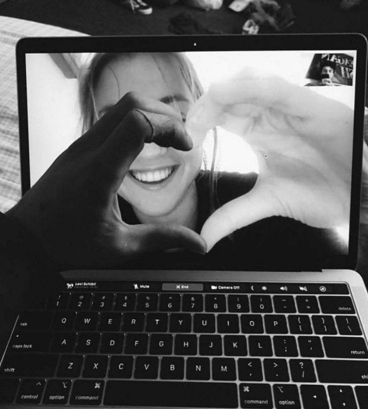 Ilustrasi Romansa di Era Digital.  (pinterest)