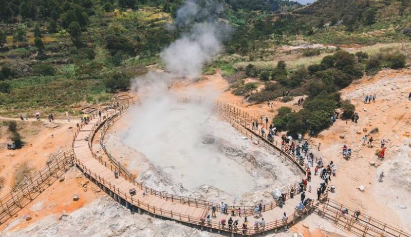 Kawah Sikidang, destinasi utama ketika berkunjung ke Dieng.