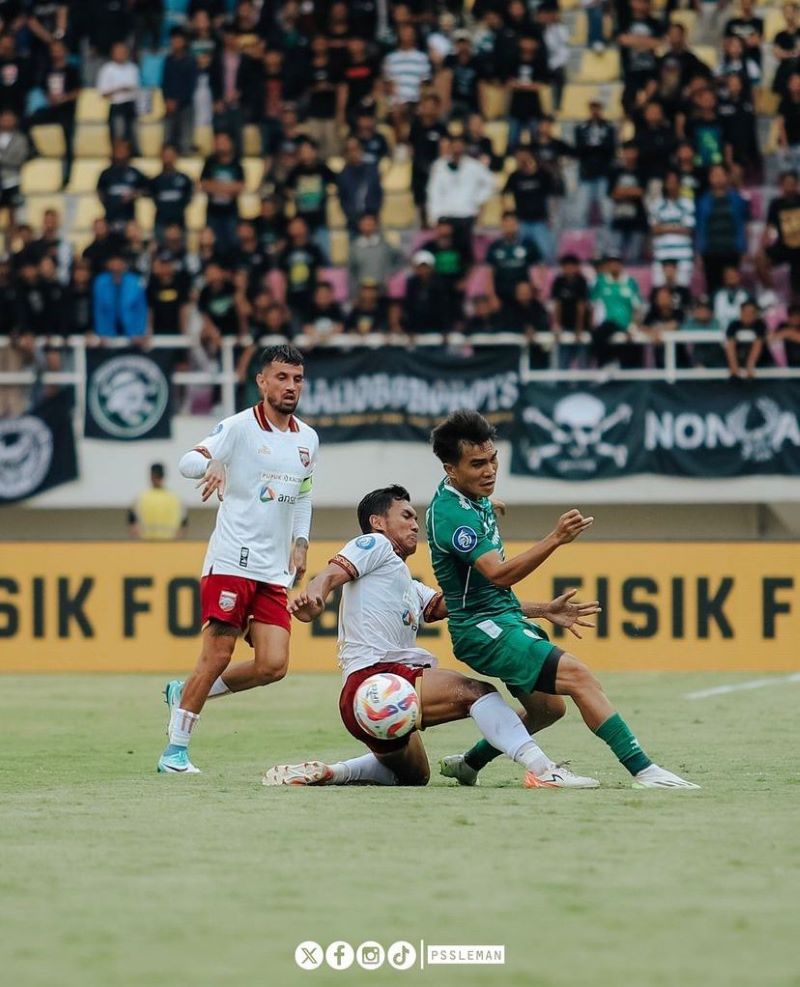 Pertandingan PSS vs Borneo FC.