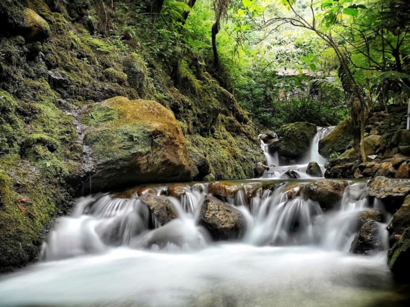 Pesona air terjun Ngargoyoso yang asri di lereng Gunung Lawu.