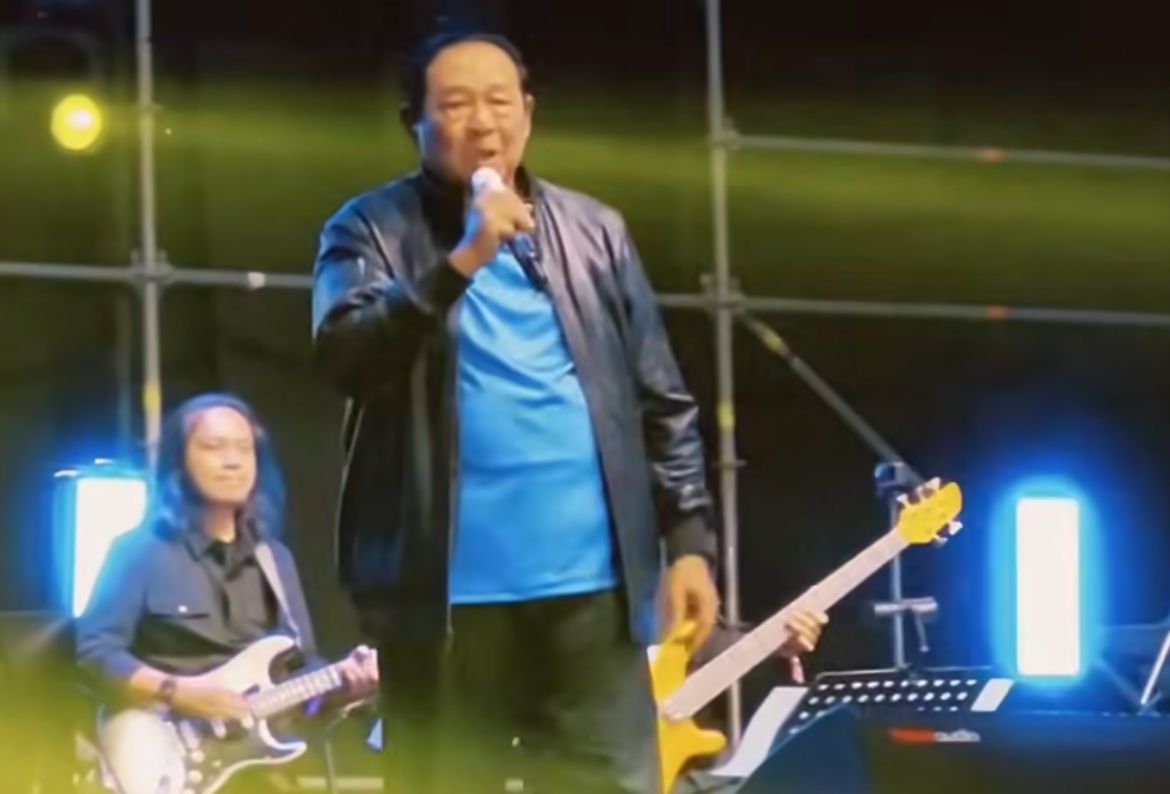 Presiden ke-6 Republik Indonesia Susilo Bambang Yudhoyono (SBY) saat beraksi di panggung Pestapora 2024 di ji Expo Kemayoran, Jakarta Pusat, Jumat (20/9/2024) malam.