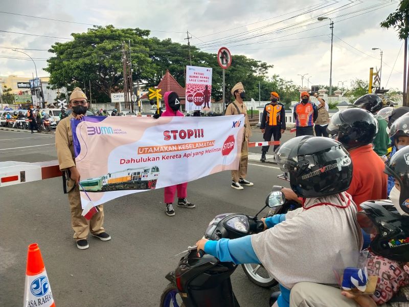 PT KAI melakukan sosialisasi larangan bermain di jalur rel kereta api.