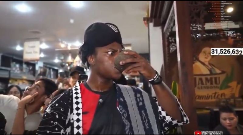 IShowSpeed mencicipi jamu beras kencur saat berkunjung ke Yogyakarta.