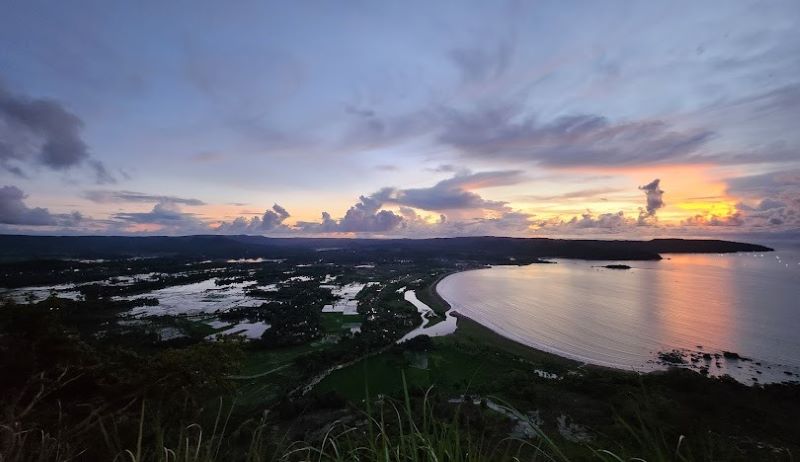 Menikmati sunset indah di Puncak Darma Geopark Ciletuh.
