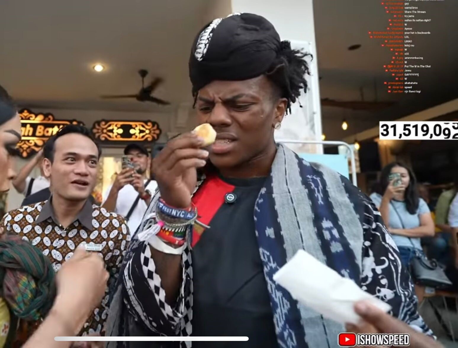 YouTuber asal Amerika Serikat IshowSpeed mencicipi bakpia, makanan khas Yogyakarta.
