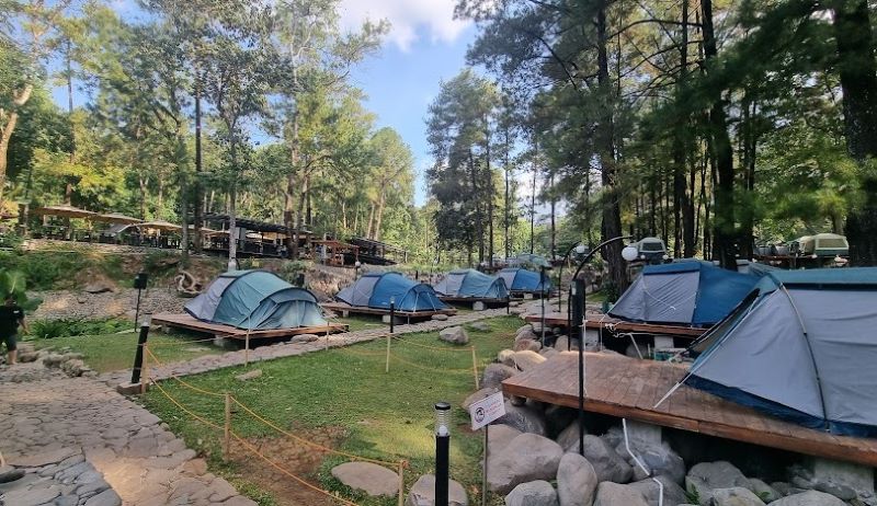 Suasana glamping di Jolotundo Edupark Ngawi.