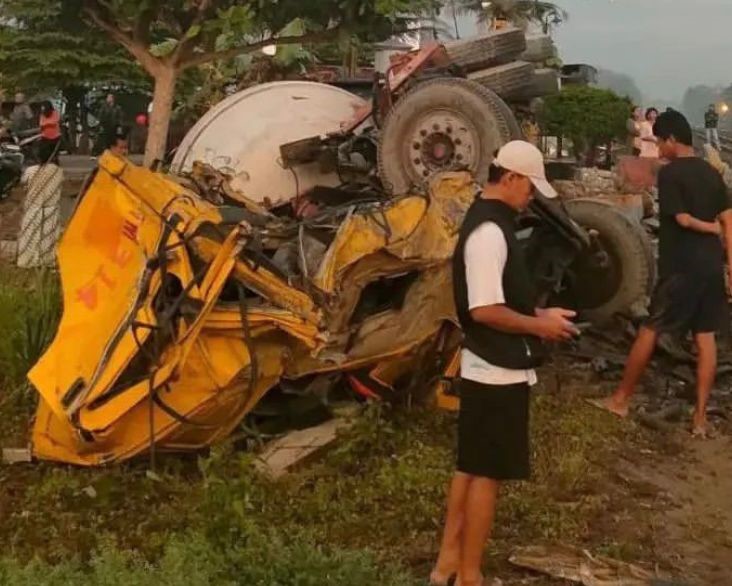 Truk Mixer penyok tertabrak Kereta Api Taksaka rute Gambir-Yogyakarta karena nekat terobos palang pintu di Sedayu, Bantul.