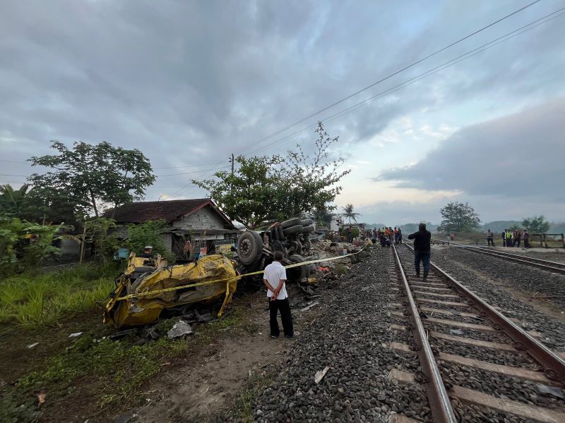Truk molen remuk di hantam KA Taksaka di Pelintasan Argosari Sedayu Bantul.