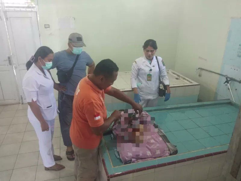 Petugas memeriksa jenazah bayi yang dihabisi oleh ibunya sendiri.