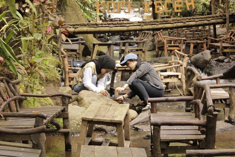 Suasana di Kopi Keceh, Malang.